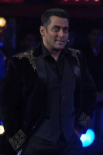 Salman Khan at Bigg Boss 6 grand finale in Lonavala, Mumbai on 12th Jan 2013 (13).JPG